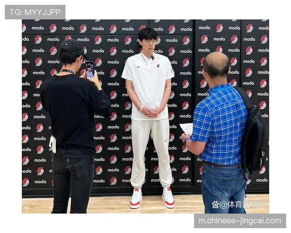 杨瀚森随开拓者踏上客场征程 球队信心满满备战关键之战 杨瀚森随开拓者踏上客场征程 球队信心满满备战关键之战